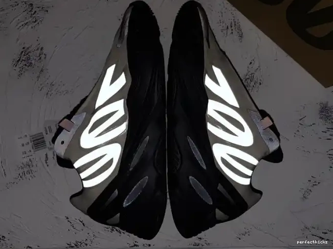 Adidas 700 Bone Yeezy FY3729 Boost MNVN 0528